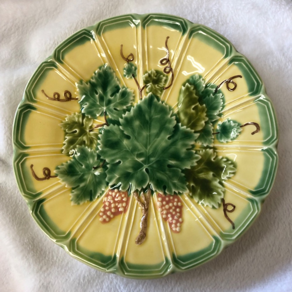 Bordallo Pinheiro dimensional Majolica salad plate raised grape leaf design - Picture 3 of 5